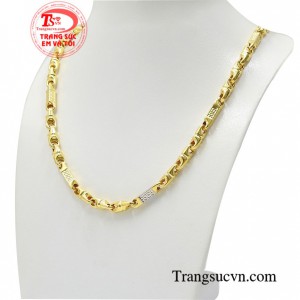Dây chuyền vàng cũng dễ dàng kết hợp với nhiều kiểu dáng mặt dây giúp các quý ông thêm phần nổi bật