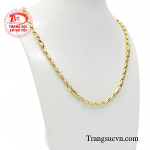 Từng đường nét của chiếc dây chuyền giúp người đeo phô diễn được nét năng động và đầy cá tính.