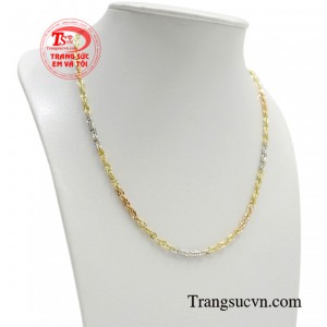 Dù ở bất kỳ độ tuổi nào, dù trong các buổi họp quan trọng hay tại các bữa tiệc xa hoa thì các chị em cũng nên có cho mình một chiếc dây chuyền vàng bên mình.