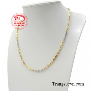 Dây chuyền vàng không chỉ giúp cho các cô gái tự tin đẳng cấp mà còn giúp khẳng định cái tôi.
