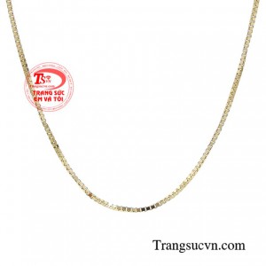 Sản phẩm sẽ càng thu hút hơn nếu được kết hợp thêm một chiếc mặt dây chuyền  lấp lánh để dự các buổi tiệc, hoặc hẹn hò quan trọng. 