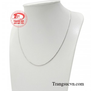 Dù ở độ tuổi mới lớn hay đã chín chắn, trưởng thành thì khi diện chiếc dây chuyền này bạn sẽ thể hiện được nét quyến rũ, lôi cuốn của bản thân.