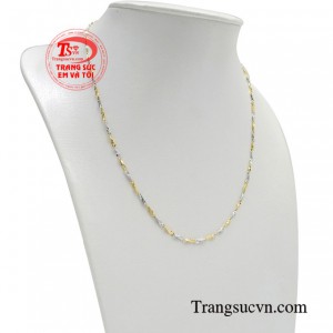 Dây chuyền là món trang sức không thể thiếu đối với các cô gái. 