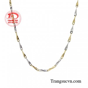 Chỉ cần sở hữu một chiếc dây chuyền nữ là bạn đã có thể kết hợp được với rất nhiều kiểu mặt dây khác nhau. 