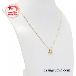 Mỗi một cô gái luôn biết cách để khiến mình trông thật thu hút trước đám đông.