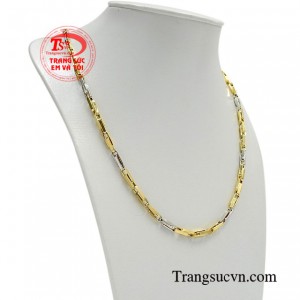 Dây chuyền vàng là món trang sức tối thiểu mà phái mạnh nên sở hữu cho mình. 