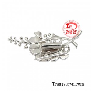 Chiếc ghim cài áo tô điểm cho phái đẹp thêm phần sang trọng, quý phái và nổi bật