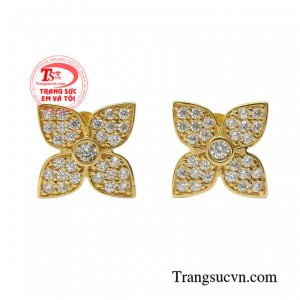 Hoa tai nữ vàng trang nhã lấy ý tưởng từ hình ảnh bông hoa mùa xuân luôn rực rỡ, tỏa sáng trong ánh ban mai.