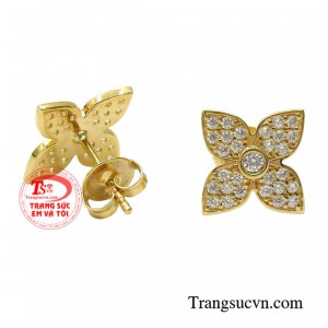 Nếu để chọn món trang sức diện hàng ngày thì đây sẽ là một sự lựa chọn tuyệt vời, bởi đôi hoa tai này không kén người đeo mà còn dễ phối đồ.