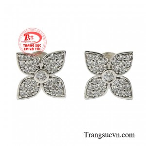 Hoa tai vàng trắng thuần khiết được nhập khẩu từ Korea và đang là mẫu trang sức xu hướng của giới trẻ.