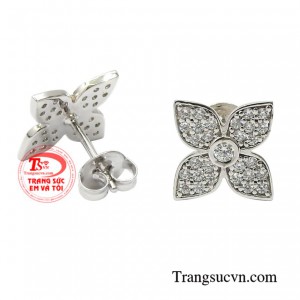 Đeo đôi bông tai vàng trắng sẽ tôn lên vẻ duyên dáng, thanh thoát, mềm mại giúp các cô gái tạo được ấn tượng với người đối diện.