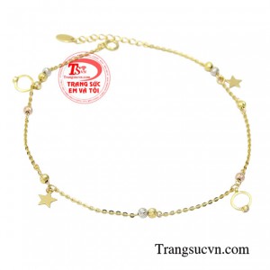 Lắc chân nữ yêu kiều hiện đang là mẫu trang sức được giới trẻ đặc biệt ưa chuộng.