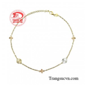 Lắc chân vàng năng động được kết hợp đặc biệt đủ 3 loại vàng màu, vàng trắng và vàng hồng.