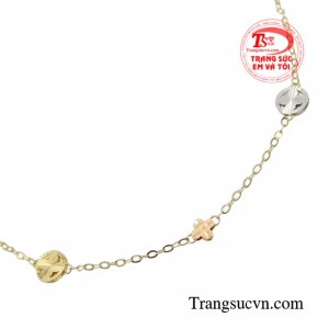 Cùng điểm nhấn là những chi tiết nhỏ xinh trên sản phẩm giúp chiếc lắc chân trở nên thanh thoát và mềm mại hơn trên đôi chân của người phụ nữ.