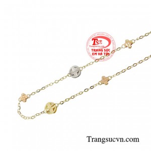 ắc chân vàng năng động là món phụ kiện không thể thiếu dành cho những cho gái cô gái yêu thích những đôi giày cao gót hay những đôi giày bệt đơn giản.