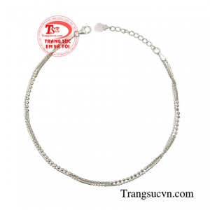 Lắc chân vàng tỏa sáng như một làn gió mới dành riêng cho các cô gái ngọt ngào yêu thích sự nhẹ nhàng. 