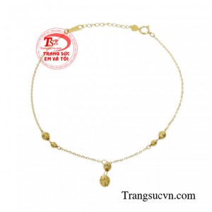 Lắc chân vàng trẻ trung với thiết kế mảnh mai cùng chất liệu vàng 18k nhập khẩu Italy.