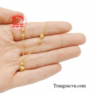 Vì vậy để trở nên đặc biệt hơn trong mắt người đối diện bạn nên có cho mình một chiếc lắc chân vàng để sử dụng hàng ngày, đi làm hoặc đi chơi đều vô cùng nổi bật.