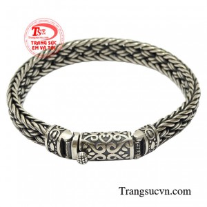 Lắc nam bạc được chế tác kiểu dáng độc đáo hiện đang là món trang sức được nam giới vô cùng ưa chuộng.