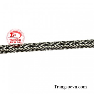 Bởi đeo trang sức bạc không chỉ hợp thời trang mà còn có tác dụng cản gió, kháng khuẩn giúp bảo vệ sức khỏe cho người dùng.