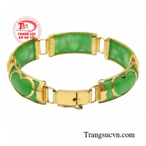 Sản phẩm toát lên vẻ đẹp quý phái, sang trọng tôn lên từng đường nét cho người phụ nữ.