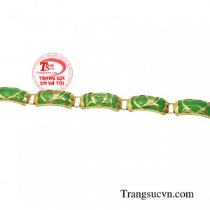 Điểm nổi bật của chiếc lắc tay chính là màu xanh dịu mát của viên ngọc cẩm thạch giúp người đeo thêm phần ấn tượng và thu hút hơn.