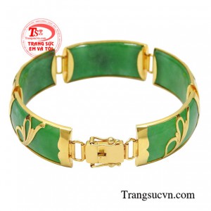 Những hoa văn của sản phẩm giúp người đeo trông nổi bật và ấn tượng hơn.