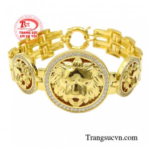 Lắc tay chúa tể sơn lâm được chế tác kiểu dáng độc đáo khắc họa hình ảnh sư tử hùng dũng.