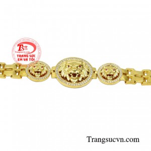 Lấy cảm hứng từ đó những người thợ tài ba đã làm nên một sản phẩm toát lên sự trẻ trung, nguồn năng lượng dồi dào, giúp phái mạnh thể hiện được cả sức mạnh thể chất cũng như ý chí kiên cường của một người đàn ông.