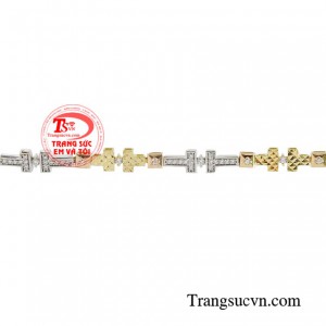 Lắc tay nữ vàng sang trọng giúp bạn tự tin trong những buổi đàm phán với khách hàng, hay toát lên thần thái của một người có tố chất lãnh đạo.