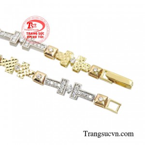 Tất cả sự tỏa sáng của một người phụ nữ nằm chính ở chiếc lắc tay này.