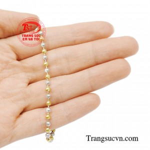 Chiếc lắc tay nữ vàng trang nhã sẽ là món quà tuyệt vời vào các dịp lễ tết đặc biệt