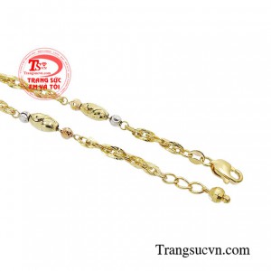 Sự chín chắn và trưởng thành được hội tụ ở một cô gái khi diện trên mình chiếc lắc tay xinh xắn này. 