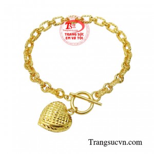 Lắc tay vàng nữ độc đáo mang đến hình ảnh một cô nàng hiện đại hơi hướng theo phong cách cá tính nhưng vẫn giữ được nét dịu dàng.