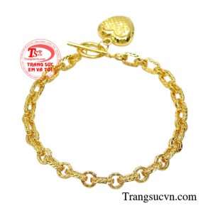 Chiếc lắc tay này giúp tôn vinh từng đường nét của đôi bàn tay xinh xắn của các cô gái tạo cảm giác thân thiện và tươi trẻ.