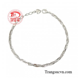 Lắc tay vàng trắng cá tính được chế tác từ vàng trắng 18k nhập khẩu Italy thiết kế trẻ trung, phong cách.