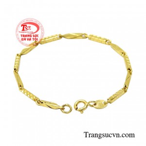 Ngoài giày dép, quần áo các bậc phụ huynh thường ưu tiên chọn cho con mình những món trang sức xinh xắn, dễ thương.