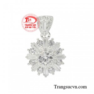 Mặt dây bạc nữ tính thiết kế tinh tế, duyên dáng với những chi tiết được người thợ tài hoa làm một cách cẩn thận và tỉ mỉ.