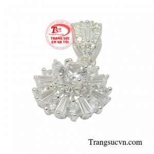 Vừa hợp thời trang mà giá thành phải chăng vậy các nàng còn chần chờ gì nữa mà không sở hữu cho mình một chiếc mặt dây bạc xinh xắn.