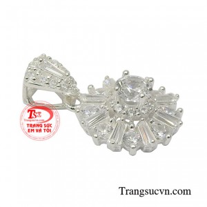 Chiếc mặt dây nhỏ xinh mang vẻ đẹp như một đóa hoa nở rộ khiến người khác say mê bởi nét đẹp ấy.