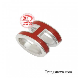 Sản phẩm với thiết kế độc đáo là phụ hiện không thể thiếu cho các cô nàng hiện đại