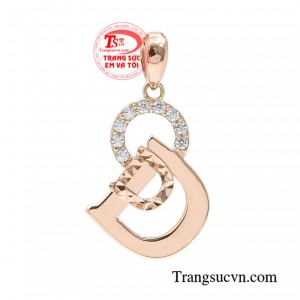 Mặt dây chữ vàng hồng rực rỡ hút mắt nhờ sự cộng hưởng ánh sáng vàng hồng đến từ kết cấu các viên đá lấp lánh xếp liền kề nhau.