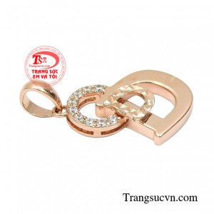 Mặt dây chữ đang dần trở thành món trang sức xu hướng được giới trẻ đặc biệt yêu thích.