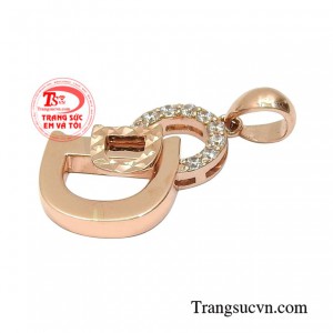 Điều khiến các cô gái trở nên đặc biệt và nổi bật hơn nằm ở chính chiếc mặt dây này.