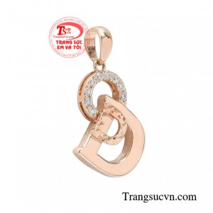 Khi diện chiếc mặt dây vàng hồng tôn vinh nét đẹp duyên dáng, yêu kiều mang đến vẻ tự tin cho các nàng.