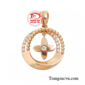 Mặt dây chuyền vàng hồng sang trọng thuộc mẫu mặt dây mới nhất trong bộ sưu tập của chúng tôi.