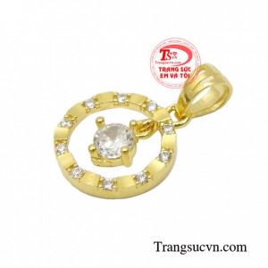 Chỉ với một chiếc mặt dây nhỏ xinh cũng đủ giúp cho phái đẹp thêm cá tính và thời trang.