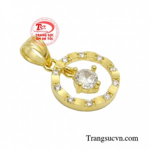 Sản phẩm dễ dàng kết hợp với nhiều loại dây chuyền tạo nên phong cách riêng và nổi bật.