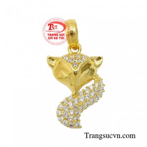 Mặt dây hồ ly cuốn hút được ví như tấm bùa tình yêu giúp cho các cô gái có được sự cảm mến của phái mạnh. 