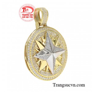 Chiếc mặt dây này được lấy cảm hứng ánh sáng từ những vì sao trên bầu trời mang lại vẻ lôi cuốn, hấp dẫn cho các chàng trai.